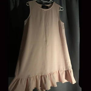 Ljusrosa klänning🌸⭐️ - Säljer den ULTIMAT fina o bekväma klännigen då den är för stor för mig. Men den är Sååå vacker, materialet är skönt och den passar till mer eleganta fester💋