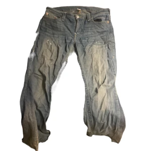 true religion jeans  - ett par rare true religion jeans i storlek 33. de har en baggy passform och de är omsydda så de ska ha lite bootcut fit. skulle säga att både tjejer och killar kan ha på sig de här 