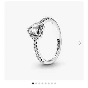 Säljer nu min Pandora ring i silver som är använd en gång den är 18,5 mm