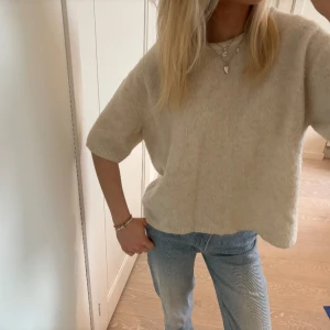 Stickad Tshirt i alpackaull  - Superfin t-shirt från lindex i alpackaull💕storlek M men tycker den sitter snyggt oversized på mig som normalt har xs/s