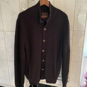 Studio Favn cardigan - Hej! Nu säljer vi denna riktigt snygga cardiganen från studiofavn, skick 10/10. Dustbag ingår vid köp. Storlek M men passar L. Nypriset på den a cardiganen ligger på 2900, men hos oss endast för 550! Hör bara av er vid frågor eller funderingar!🙌🤝