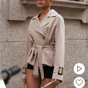 Trenchcoat  - Aldrig använd! Fick precis hem den men tyvärr för stor