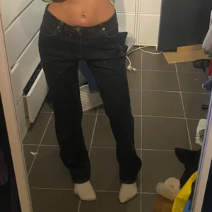 Armani Jeans  - Superfina Armani jeans som tyvärr är förstora på mig! Dom är i superbra skick eftersom dom knappt är använda! Pris kan diskuteras vid snabb affär 💕(kolla gärna mina andra annonser, finns fler lågmidjade jeans & fina byxor)