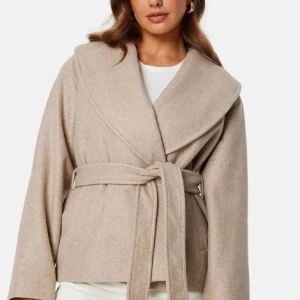 beige vero moda kappa - köpte här på plick och var en storlek för stor jättebra skick och ingen tecken på användning🎀 kan tänkta mig att gå ner i pris vid snabb affär!