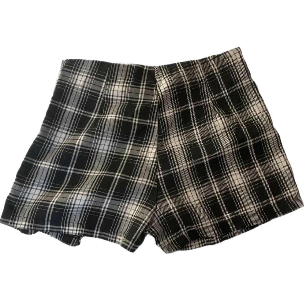 En gammal kjol/shorts från brandy melville 🙌 den är såå söt men har blivit för liten för mig 😞  35 cm tvärs över midjan . Shorts.