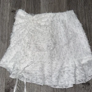 Vit kjol  - Oanvänd storlek M
