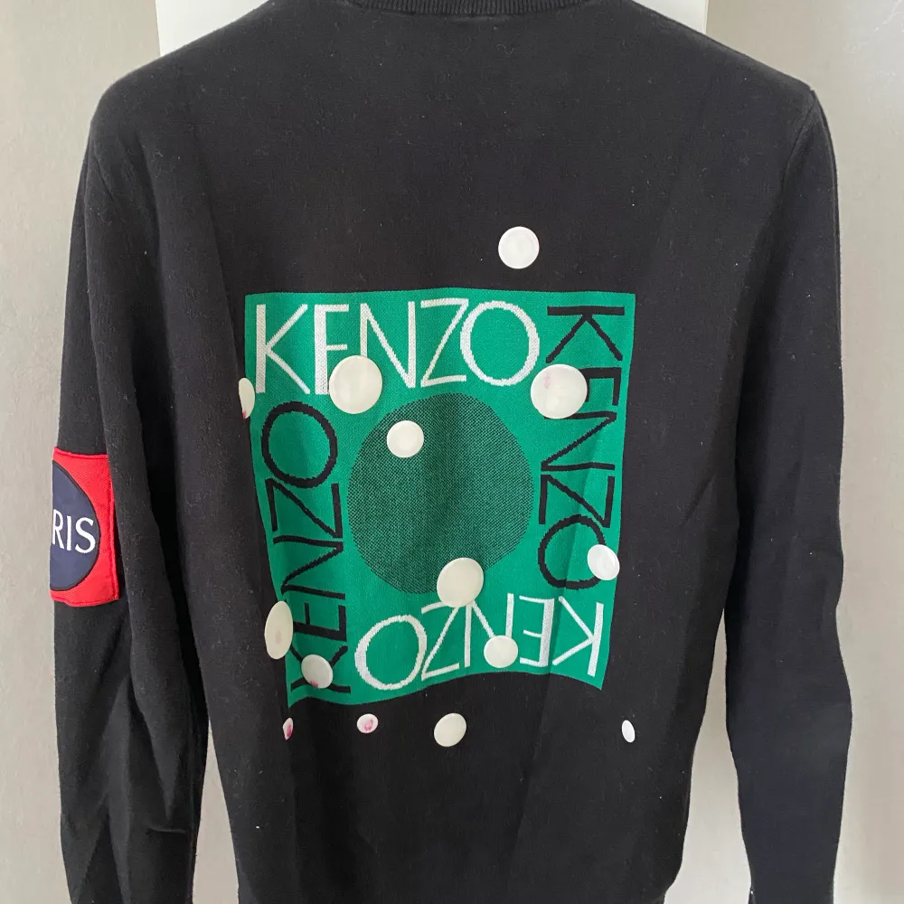 En supersnygg kenzo sweatshirt säljs pågrund av att den är för liten.. Hoodies.