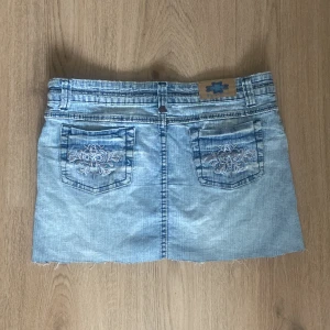 Mini shirt i jeans - Jättefin minikjol som tyvärr är för stor på mig. Köpt second hand