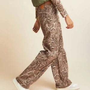 Mönstrade jeans!! - Säljer nu mina ascoola jeans från HM som nu är slutsålda!! De är aldrig använda då jag inte tyckte de passade mig så bra. Andra Jildenbäck är lånad så skriv privat för egna eller fler bilder!❤️