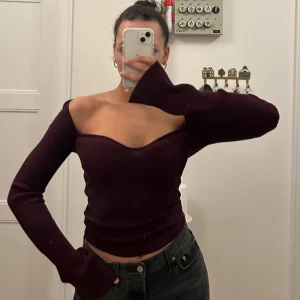 Hm topp - Figursydd snygg topp från HM, superfin skärning i vinröd färg. Använd fåtal gånger men i helt felfritt skick! Nypris 249kr