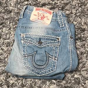 Ett par baggy ljusblåa True Religion Jeans. Skicket ca 7.5/10, finns limrester på insidan av byxorna (inte synligt) och styngnen på taggen där bak har gått upp en aning. Säljer för att de är för små, välkomnar prisförslag.