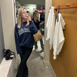 Sweet sktbs sweatshirt - Intressekoll sweatshirt, då den inte kommit till användning sedan köpet. Färg marinblå, nypris 699. Storlek xxs men sitter som en S. Lägg gärna ett prisförslag💓💓