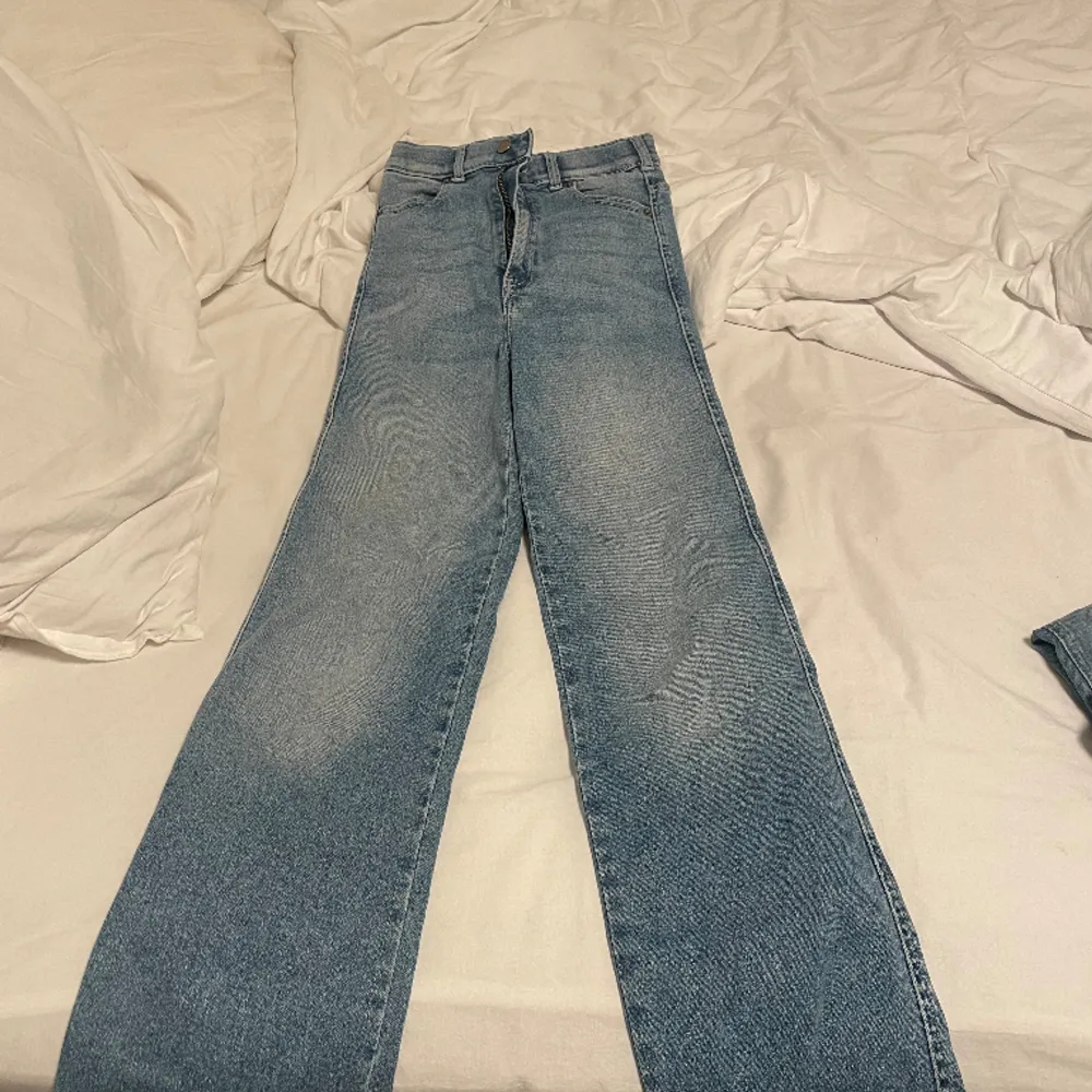 Fina jeans, super sköna och stretchiga!!😍ordinarie pris 700. Jeans & Byxor.