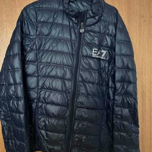 EA7 JACKA - Skick 5/10 okej skick . Jag säljer denna jackan för bara 299 kr 