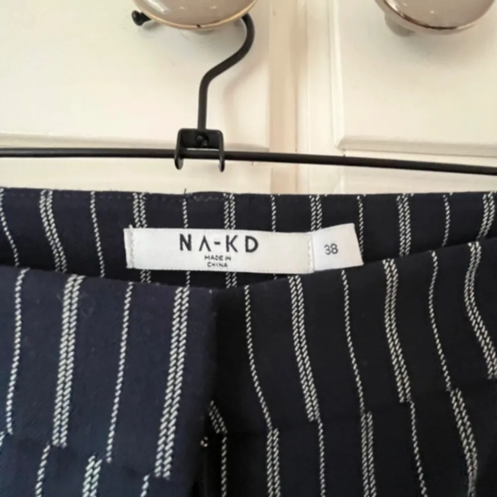 Kostymbyxor från NA-KD i storlek 38.  Byxan är lägre i midjan. Materialet är stretchigt.  Är i inprincip nyskick. Jeans & Byxor.