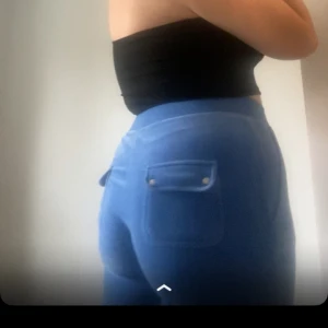 Juicy byxor  - Säljer mina svarta juice byxor då dom inte kommer till användning längre. Hitta ingen bild med dom på men dom är i samma modell som mina blåa. Kan fixa med dom svarta på.Finns inga fläckar eller hål dock har en av metall grejerna på snöret ramlat av❤️