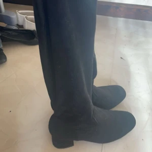 Knähöga stövlar  - Säljer dessa knähöga stövlar i storlek 38, inga fel eller defekter. Använd gärna köp nu❤️