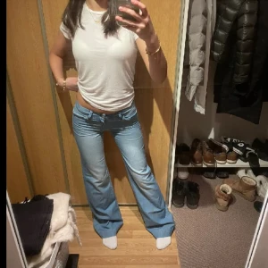 Lågmidjade jeans - Skitsnygga ljusblå jeans med lapparna kvar🥰 midjemått rakt över- 34 cm Innerbenslängd 85 cm Bilderna är lånade❣️ 