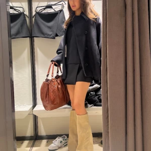 VårKappa - Superfin kappa från zaras lite finare märke💘 den är använt 3 gånger dvs nyskick!✨ den är verkligen super fin å passar så bra till boots och en kjol eller på någon som är ute efter ”sthlmstilen”🌟💘 