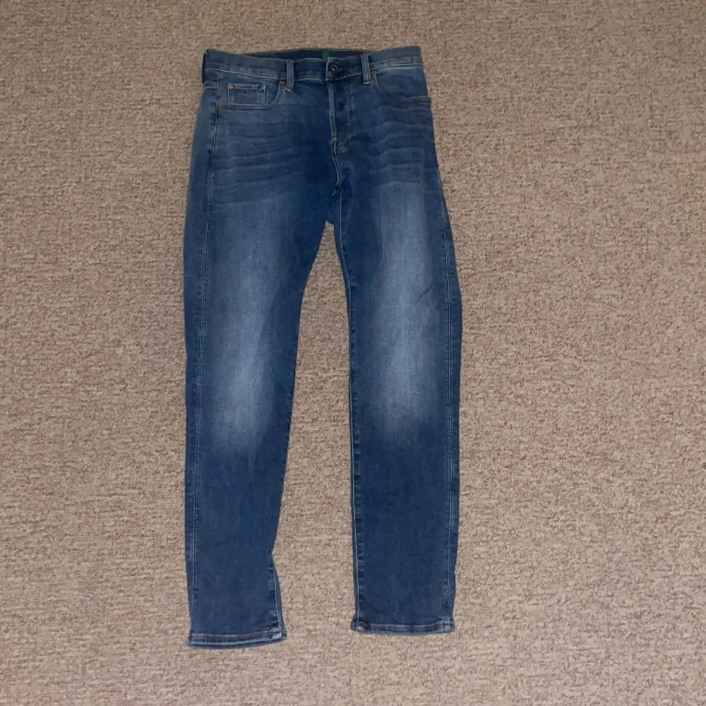 Ett par g star raw jeans som i slim modell. Skick 10/10 använda fåtal gånger Dm för frågor eller funderingar👍. Jeans & Byxor.