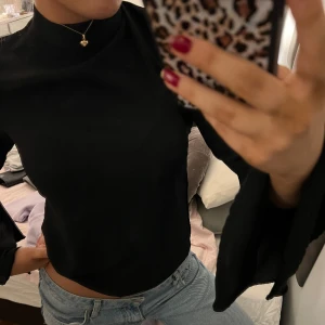 Blus  - Säljer denna super fina blus med utsvängda armar💗Fint skick