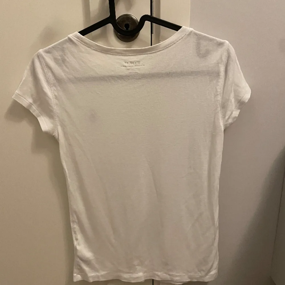 En vit t-shirt från Ralph Lauren i barn storlek men passar S och möjligtvis M också.  Inte använd många gånger. T-shirts.