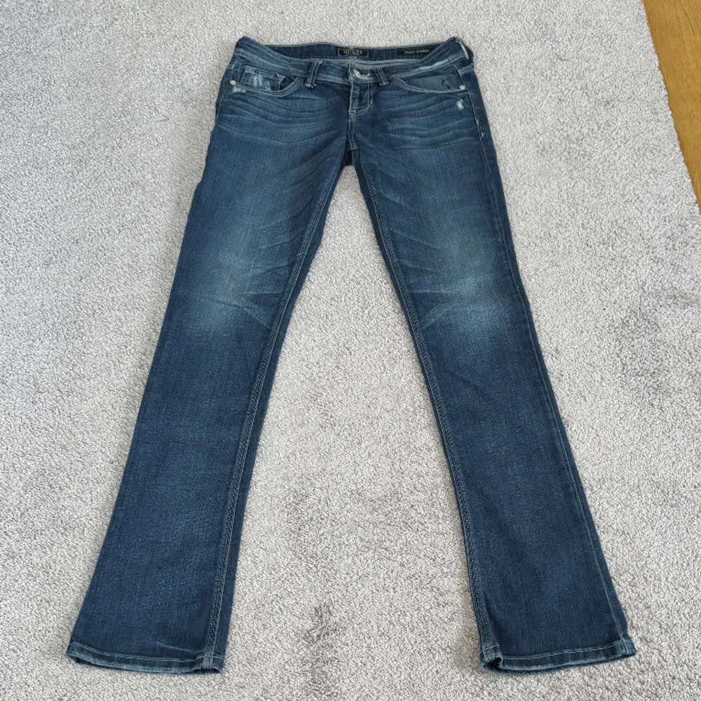 midja: 79 innerben: 83 🤍 lågmidjade straight jeans, vintage från Guess 🤍 jag är 171cm & stl S/36/28 för referens 🤍 läs POLICY & FRAKT (i gillade inlägg) innan du skriver 🤍 använd gärna ”köp nu” 🤍 . Jeans & Byxor.