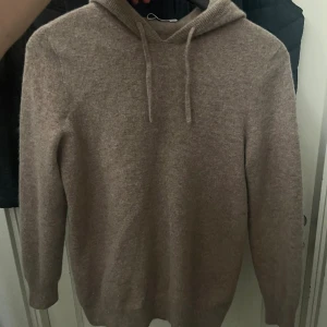 Kashmir hoodie - knappt använd. Sry för lite inzoomade bilder. Storleken är M men sitter som S!! Bara att höra av sig vid frågor och va inte rädd att skicka ett prisförslag 🙂
