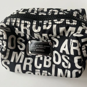 Marc Jacobs nesessär - Nesessär från Marc Jacobs i fint skick! Inte använd på 3 år. 