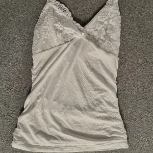 Vit topp - Supa cute vit topp, ville verkligen använda den men den var förrr liten😢passar nog xxxs-s bäst. Var väldigt små i  brösten💝