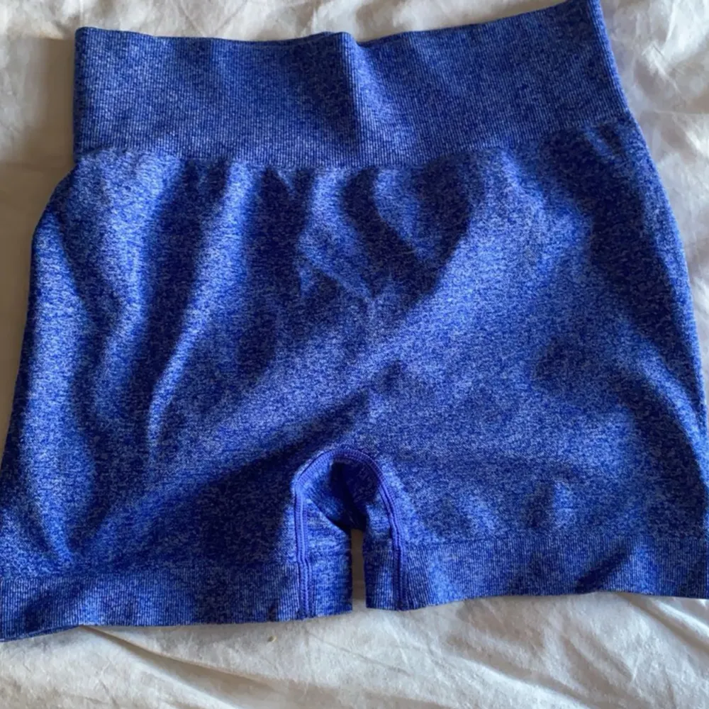 Säljer dessa blåa träningsshorts i storlek S. Högmidjade men går att vika ner(Bild), lite scrunch. Shorts.