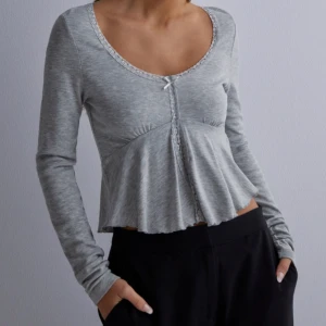 Gina topp - Jätte gullig topp från Gina tricot. Jätte bra skick inga defekter har inte använt så mkt !nypris 259