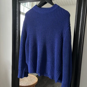 Blå stickad tröja - Blå stickad tröja från gina tricot, fint skick! Slits i både armar och på sidorna, oversized passform (Ordinarie pris 399kr) 💙