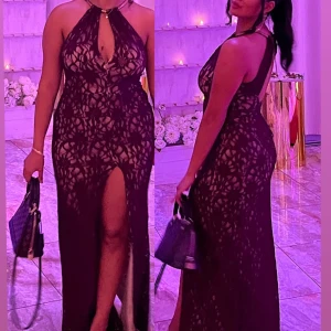 Festklänning  - Hej.   Klänning till salu !   Använd endast en gång och är i princip nytt skick. Storlek 40   Priset kan diskuteras vid snabb affär! 