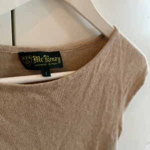 Babytee Kashmir  - Beige Babytee i 100% Kashmir. Har en liten fläck på framsidan men syns ej när man har på den 