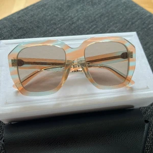 Celine solglasögon  - Säljer just nu as coola Celine glasögon. Självklart äkta och lådan samt fodralet följer med. Aldrig använda. Nypris ca 3000. Säljer just nu för 1800kr