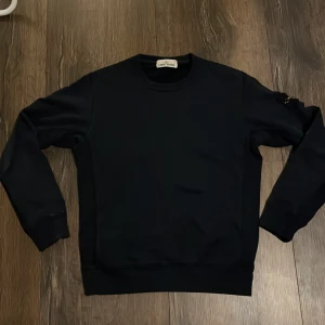 Stone island sweatshirt - Stone island tröja i bra skick  Samlarobjekt svåra att få tag på i rätt storlek . Nypris 3490 Mörkblå/svart  Skick 9/10