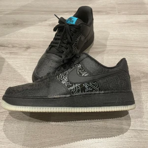 Nike x Space Jam Air Force 1 Low "Computer Chip"  - Ett par väldigt fina skor som bara används 3/4 gånger. Skorna är limited edition och kommer från filmen Space Jam. Dom är självlysande i mörker och har ett mönster med textur på skorna.  Skick 9/10, nästan oanvända Pris 2500kr, pris kan diskuteras 