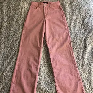 Rosa jeans från Pieces Knappt använda!! Våga skriva ifall du vill ha mer bilder!!! Nypris 399kr