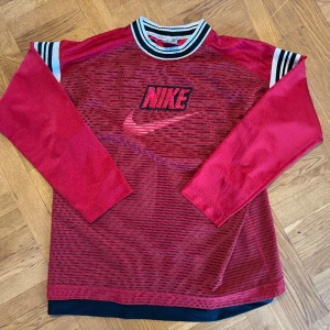 Nike Vintage Mesh Långärmad Tee 00’s - Strlk 14-16. Passar en mindre vuxen.