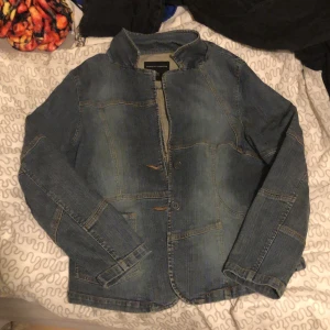 Vintage denim jacket  - Fett cool vintage jeans jacka. Håller en varm och är snygg. Inga defekter. Säljer för den är lite stor för mig och kommer aldrig till användning. Den e i storlek 44 men ser bra ut Baggy så ja. Jag har storlek 36 så ni kan se på bilderna hur de ser ut