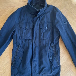 J.lindeberg jacka  - J lindeberg jacka i fint skick Blå Perfekt nu till våren 