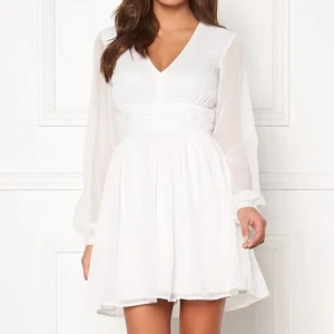 Vit finklänning  - Vit finklänning från bubbleroom, passar perfekt som exempelvis studentklänning. Nypris 700kr säljer för 399kr