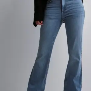 Jdy jeans köpta från nelly. Utsvängda och blåa. Pris för frakt tilläggs!