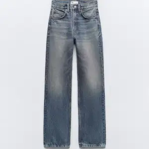 Jeans köpta från zara, använda en gång. Fin blå färg Säljer pga använder knappt:( fler bilder vid begäran.