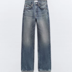 Jeans  - Jeans köpta från zara, använda en gång. Fin blå färg Säljer pga använder knappt:( fler bilder vid begäran.