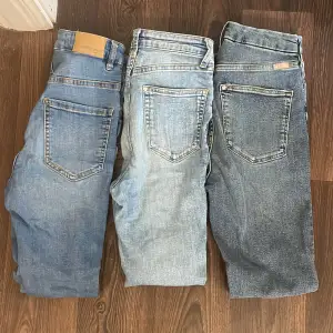 Tre jeans i fint skick i storlek s-xs! Alla är nästan oanvända🤍 alla för 300