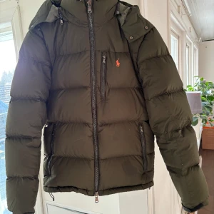 Ralph Lauren jacka - Ralph lauren jacka i fint skick. Nypris 4895. Använder inte den längre då jag har andra jackor. Den har en liten skada längst ner, kan skicka bild privat. Har tyvärr inte kvitto kvar. Kan gå ner i pris vid snabb affär 