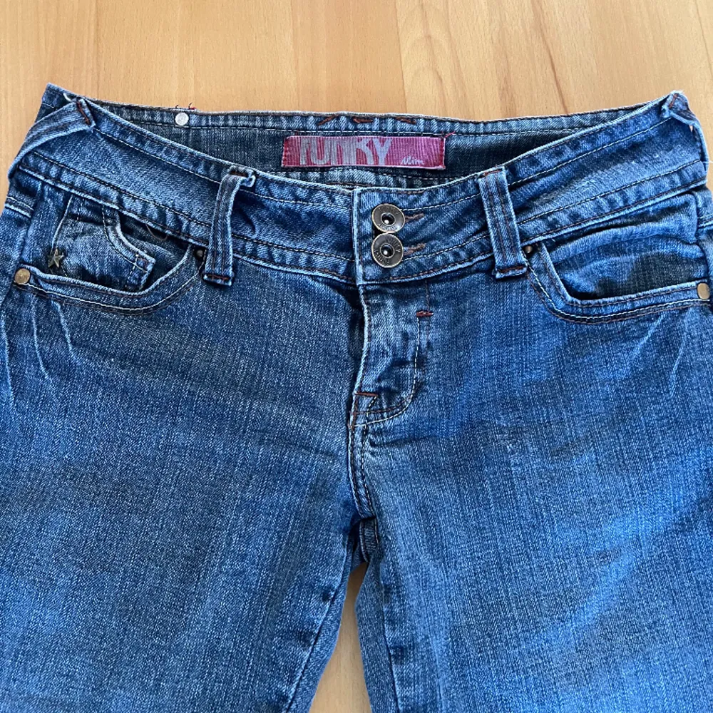 Skit snygga low waisted bootcut jeans som tyvärr är för stora för mig! Köpta här på Plick men märket är ”funky”. Dem är i jättebra skick nästan som nya och  Innerbenslängd: 80cm  Midjemått mätt tvärsöver: 39cm. Jeans & Byxor.