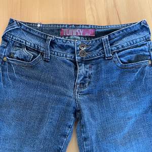 Skit snygga low waisted bootcut jeans som tyvärr är för stora för mig! Köpta här på Plick men märket är ”funky”. Dem är i jättebra skick nästan som nya och  Innerbenslängd: 80cm  Midjemått mätt tvärsöver: 39cm